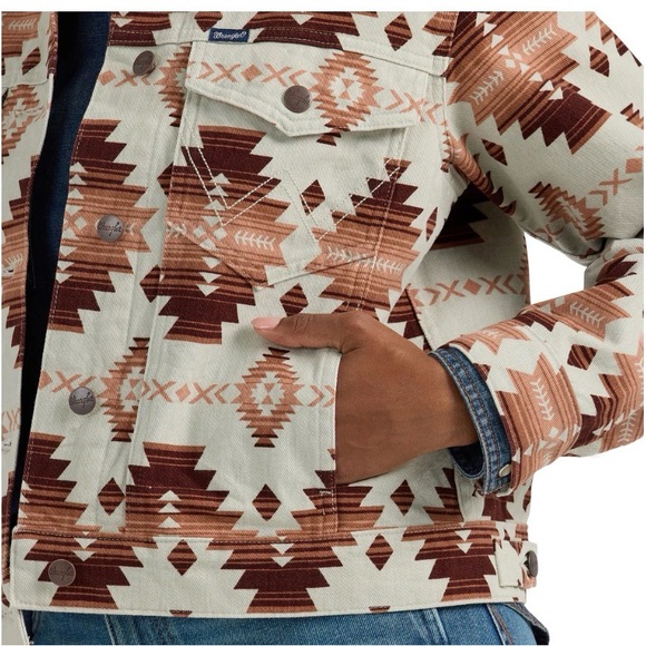 Wrangler Aztec Print Denim cropped Jacket in Cream and Brown - Picture 5 of 7